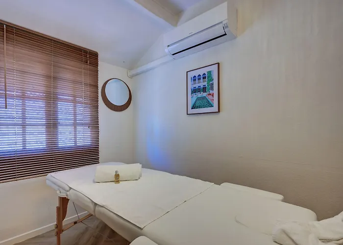 Logis Hotel Le Blason De Provence