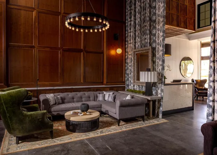The Louis Hotel