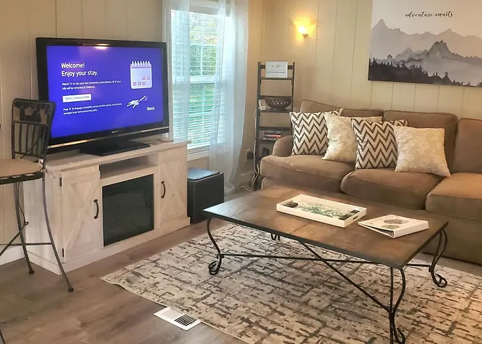 Cheerful Cozy Cottage 2 Bedroom 1Bath