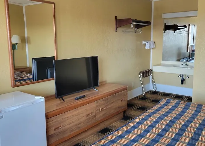 Smokies Inn - New Linens & Ultrafast Wifi - Friendliest Hospitality Guaranteed!