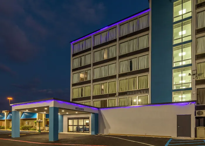 Super 8 By Wyndham Laredo