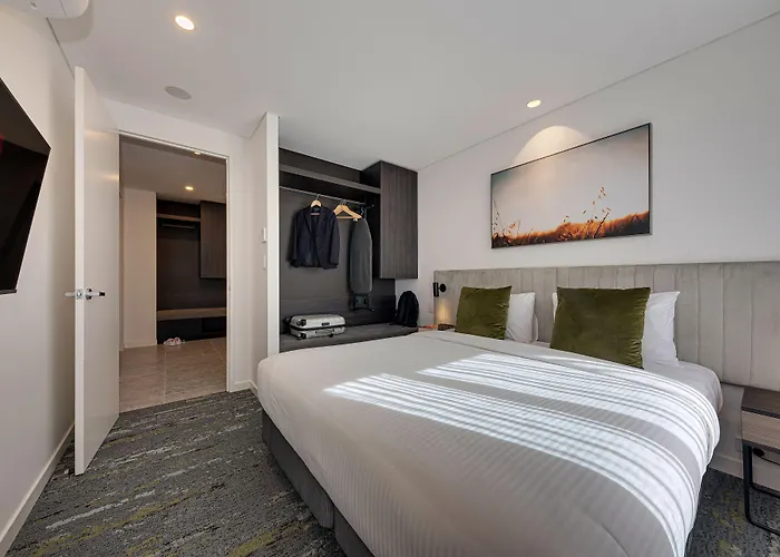 Littomore Suites Kingswood