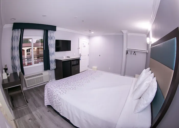 Travelodge Inn & Suites By Wyndham West Covina