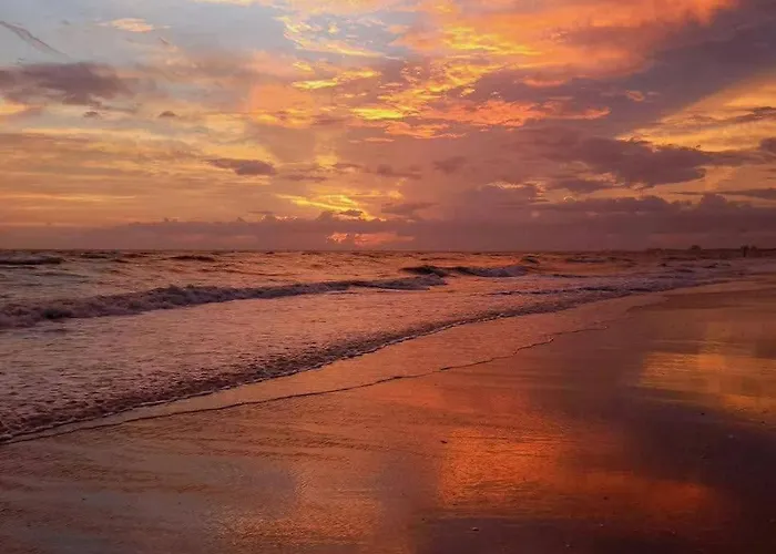 Sunny Gulf Coast Getaway-Near Beach-Shared Pool!