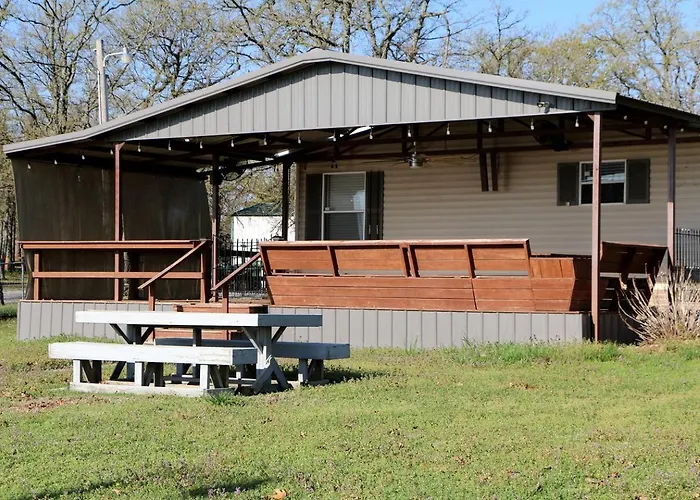 Charming Cabin With Private Dock On Lake For Lovely Family Glamping Near Oklahoma City