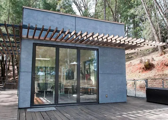 Stunning And Secluded Lakeside Getaway In The Grass Valley Of California