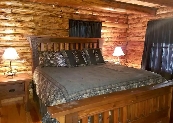 Charming Log Cabin Getaway With Private Hot Tub Near Decatur, Illinois