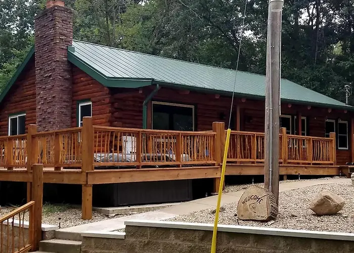 Charming Log Cabin Getaway With Private Hot Tub Near Decatur, Illinois