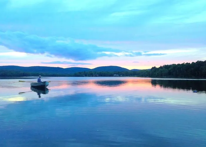 Charming Cabin With Serene Lake Views For A Family Getaway Near Pittsfield, Massachusetts