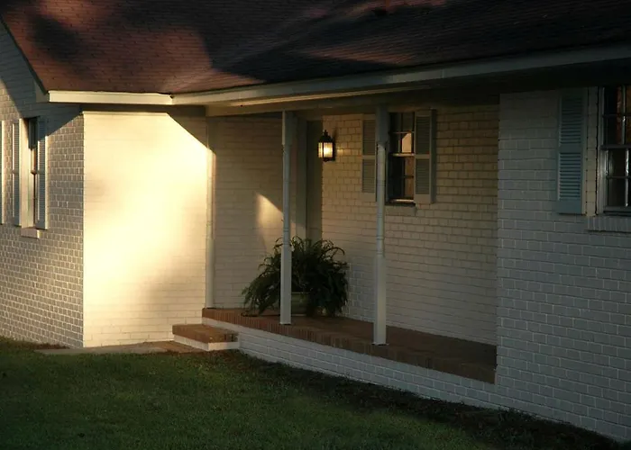 Magnificent Three-Bedroom Cottage Rental Near Downtown Bainbridge, Georgia