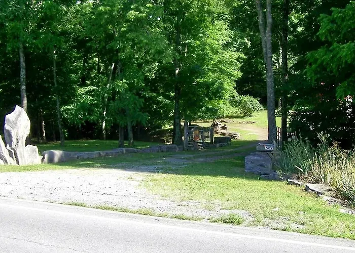 Cozy Backstage Tiny House Near Old Hickory Lake - Pet-Friendly, Private Deck, Breakfast Included