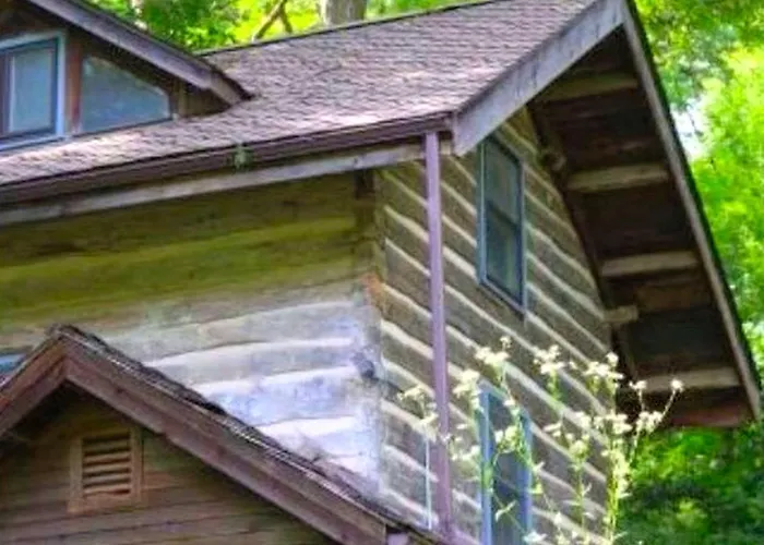 Rustic Norwegian-Style Log Cabin Rental Near The Upper Iowa River In Decorah, Iowa