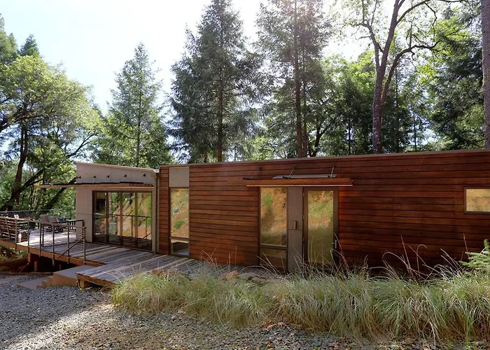 Stunning And Secluded Lakeside Getaway In The Grass Valley Of California