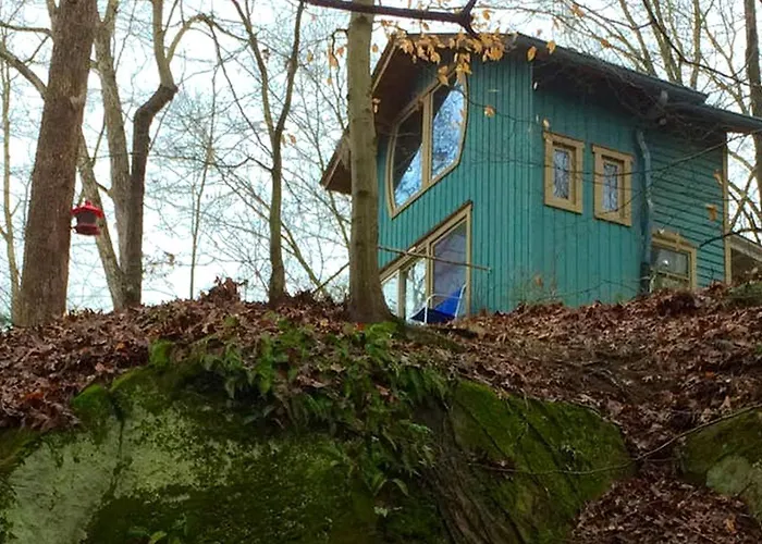Rustic Off-Grid Cabin Getaway Near Wayne National Forest, Ohio