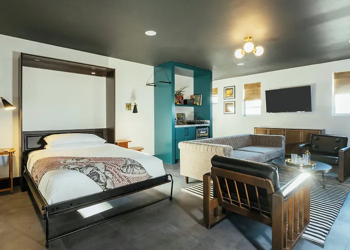 Dew Drop Inn Hotel & Lounge