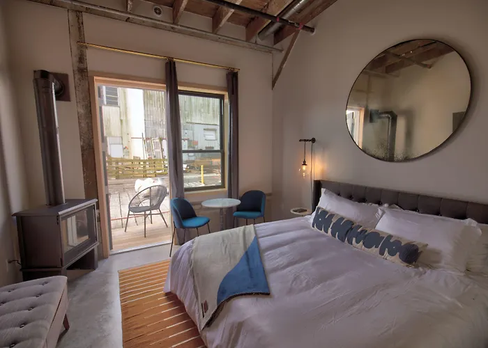 Bowline Hotel
