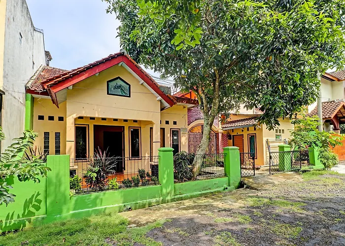 Oyo Life 91478 Wisma Aura Syariah