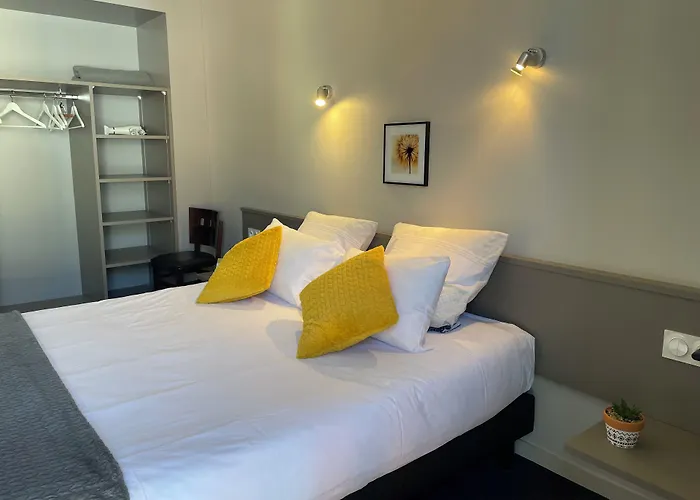 Logis Hotel Castel De Mirambel