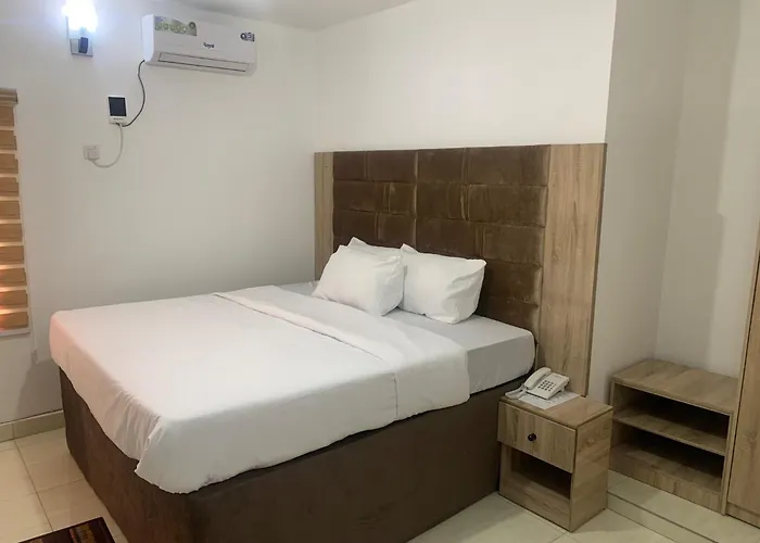 Rosecourt Hotel & Suites