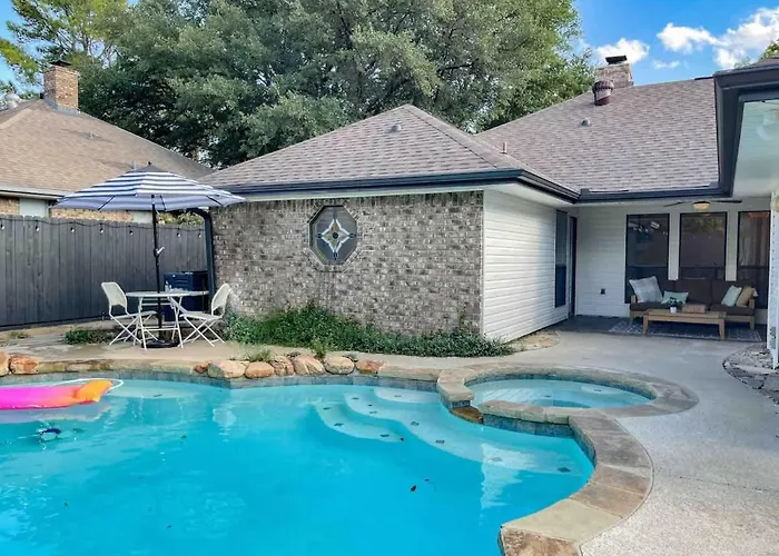 Luxe 4Br With Heated Pool And Hot Tub - Walk To Lake