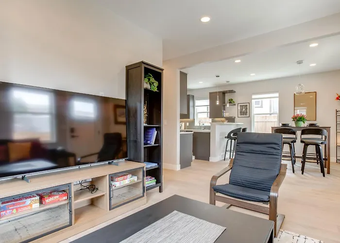 Walk To Med Ctrs & Dtwn Englewood: Modern Home