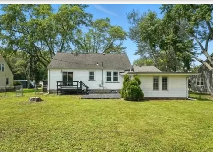 The Sunset Getaway, Modern 3Br W Deck Minutes From I-65, Fenced Yard