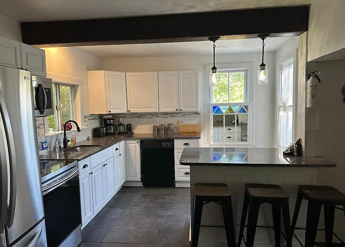 New Leeds Listing Near Graces Diner And Hudson!