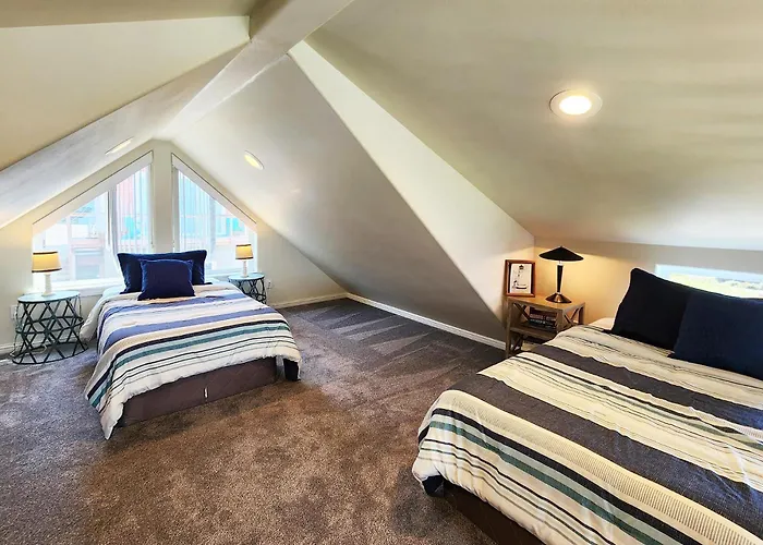 Ocean Front Cottage! Dog Friendly! Sleeps Up To Four!