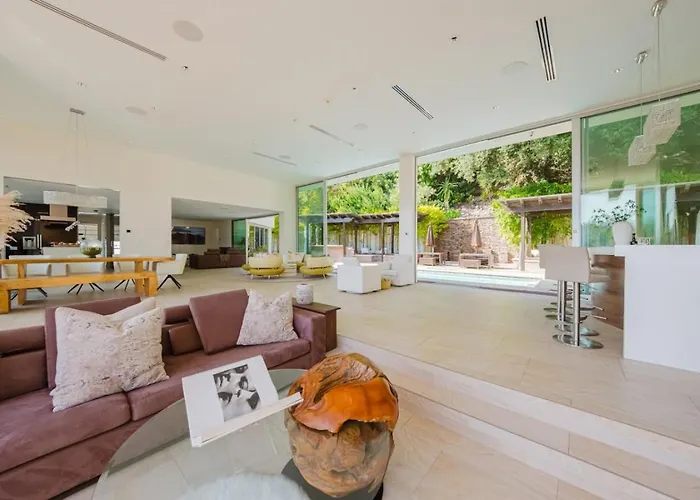 Beverly Hills Ultra Luxury Villa With Pool And Theatre