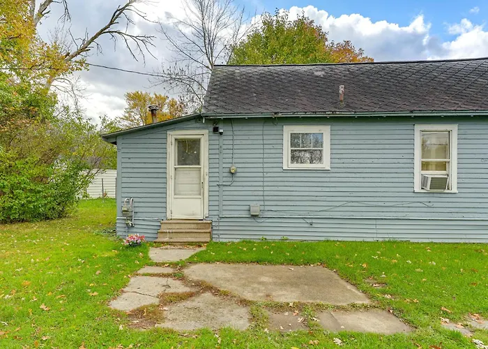 3 Mi To Dtwn Saginaw: Cozy Family Home W/ Yard!
