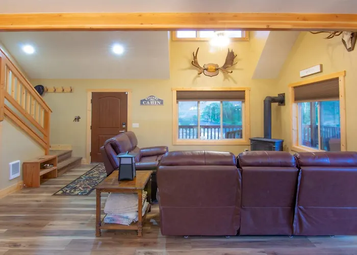 Stunning Salmon Riverfront Cabin
