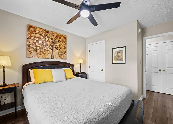 3 Bedroom Home With King Bed, Fenced Yard & Pool Table