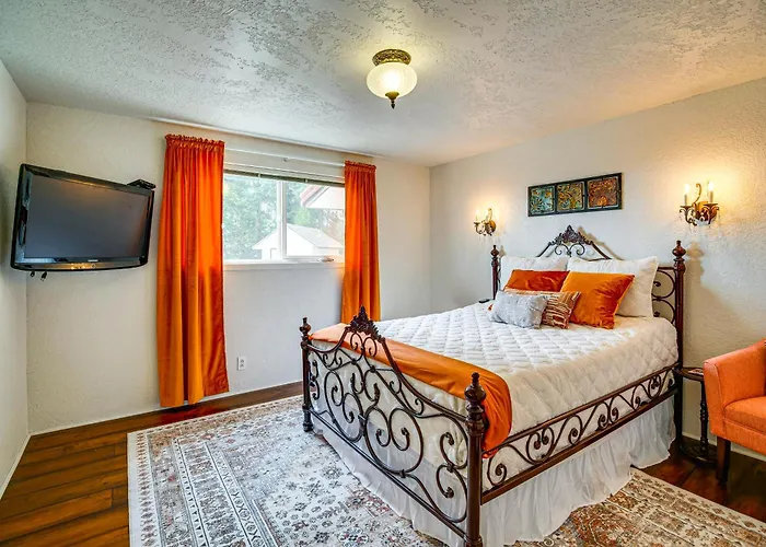 “Mtn Views & Hot Tub: Umpqua Valley Villa!”