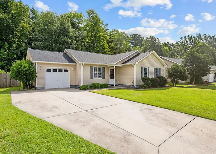 3 Bedroom Home With King Bed, Fenced Yard & Pool Table