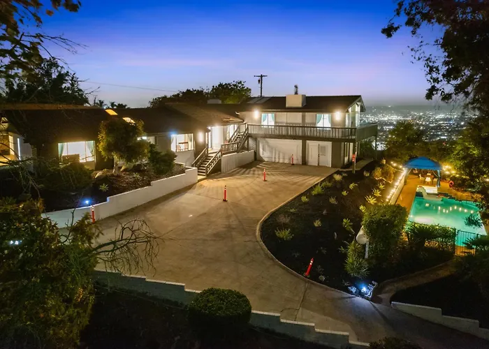 Entire Private Home With Grand View, King Bed, Spacious, Parking, 2 Bedrooms 1 Bathroom, Available Now