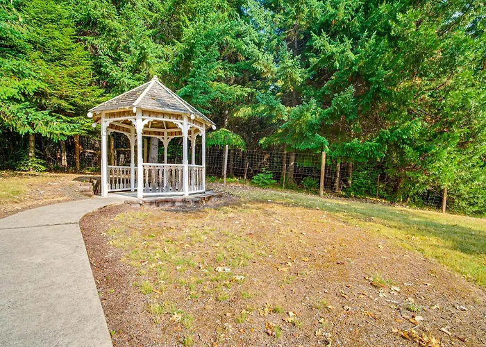 “Mtn Views & Hot Tub: Umpqua Valley Villa!”