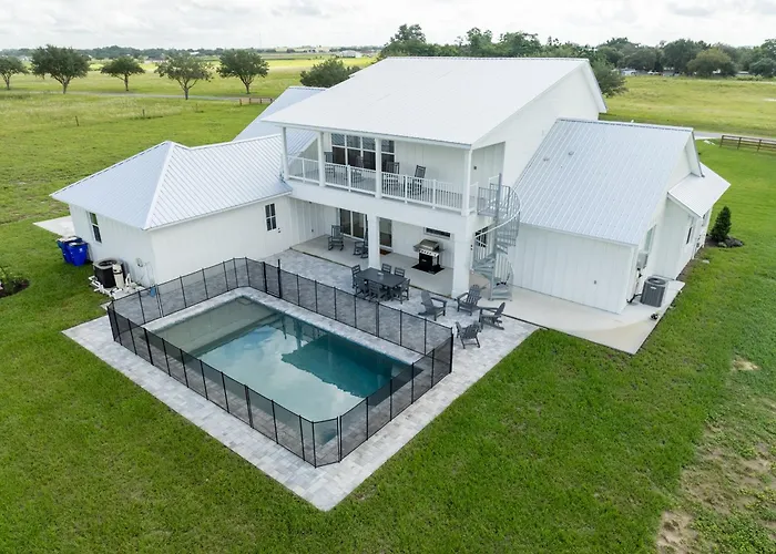 Family Retreat, Pool, Games & Farm Views, 10 Acres