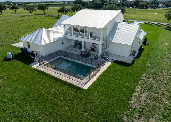 Family Retreat, Pool, Games & Farm Views, 10 Acres