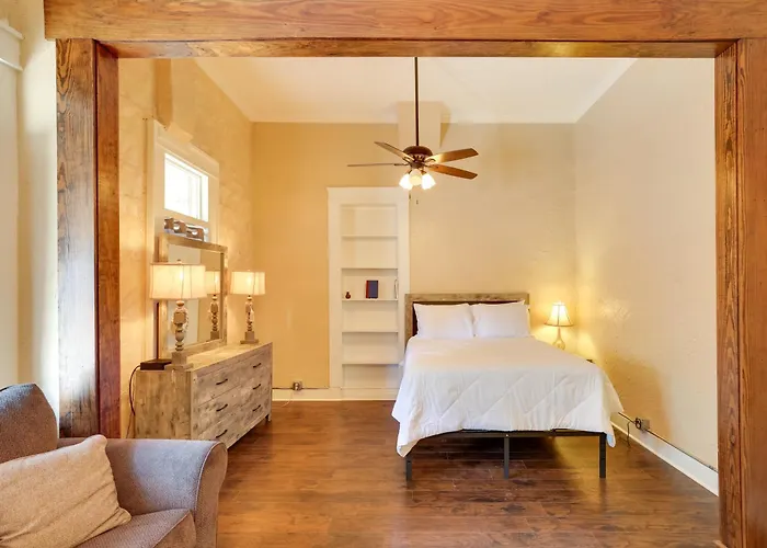 Shop, Dine & Unwind: Dtwn Marshall Studio!
