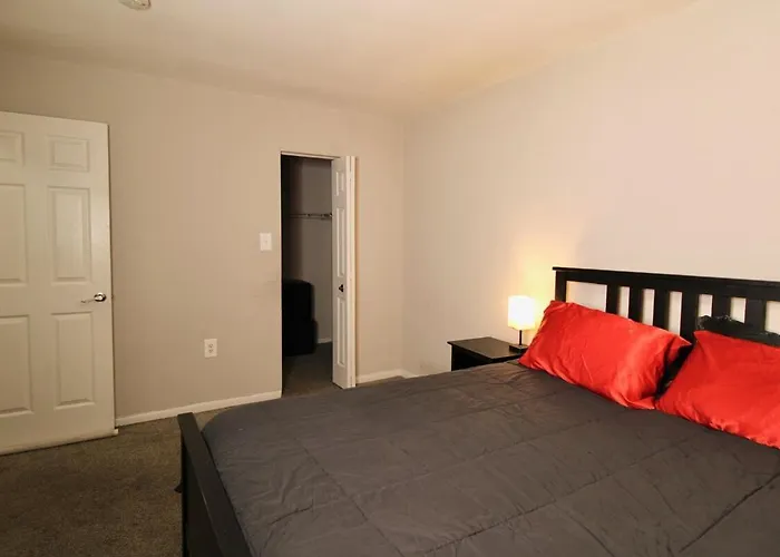 Spacious 1Br With Full Kitchen & Laundry