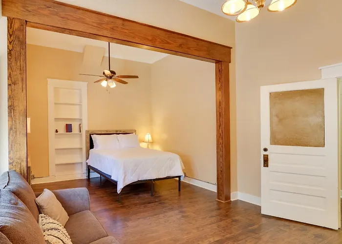 Shop, Dine & Unwind: Dtwn Marshall Studio!