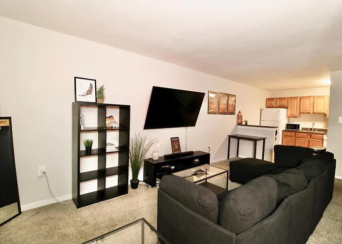 Spacious 1Br With Full Kitchen & Laundry