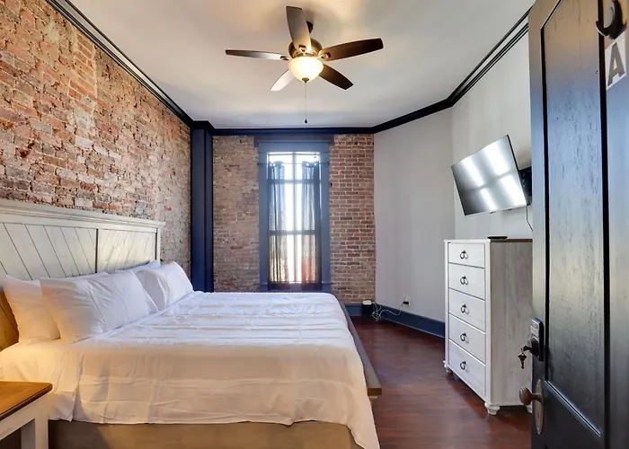 Walk To Museums! Historic Downtown Marshall Apt