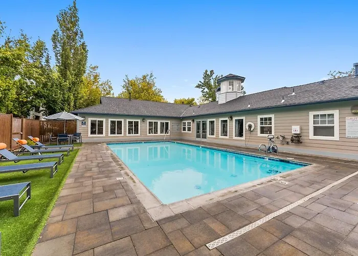 Luxury King Suite By The Lake - Entire Place