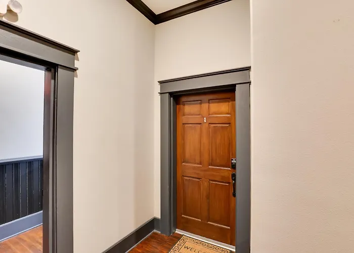 Walk To Museums! Historic Downtown Marshall Apt