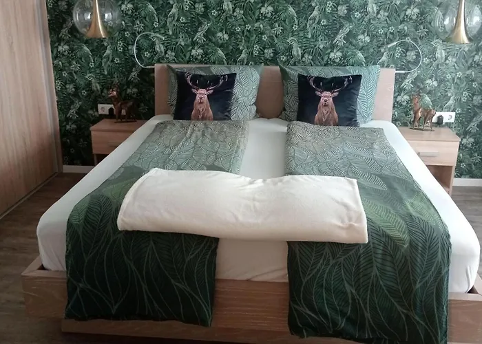 Maurers Schlierseetraum 1 hochwertige Erdgeschosswohnung mit allen Raffinessen erfreut sich auch Urlauber idealerweise für Paar mit Kindern geeignet und Vierbeiner Dank des tollen Zauns auf der Terrasse stylisch und edel von der Ausstattung mit 64 qm