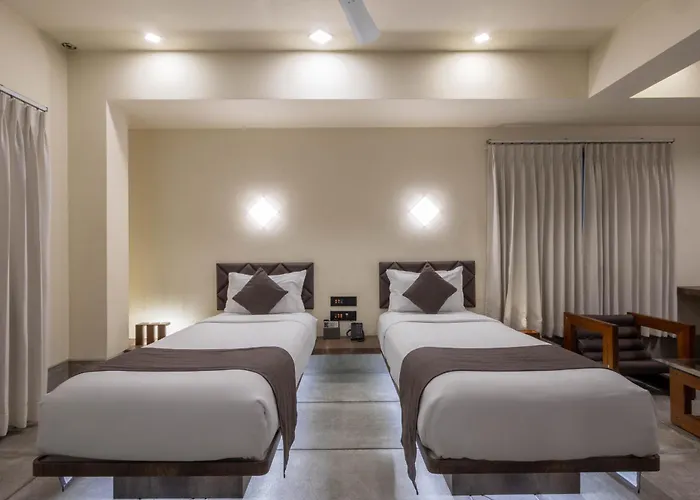 De Glance Hotel, Near Surat Railway Station