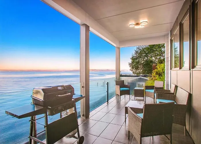 Waterfront Haven With Spectacular View In Bainbridge
