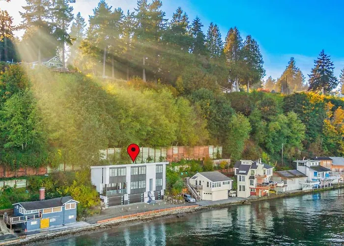 Waterfront Haven With Spectacular View In Bainbridge