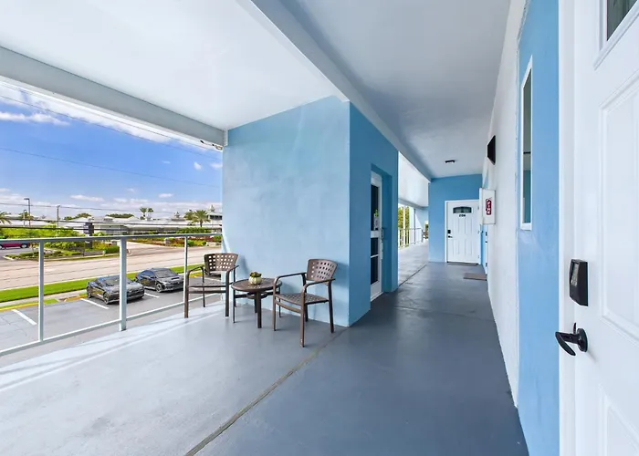 Sleek Coastal Loft Close To Port & Beach -Unit 205